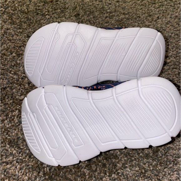 Brand new skechers - Picture 2 of 4